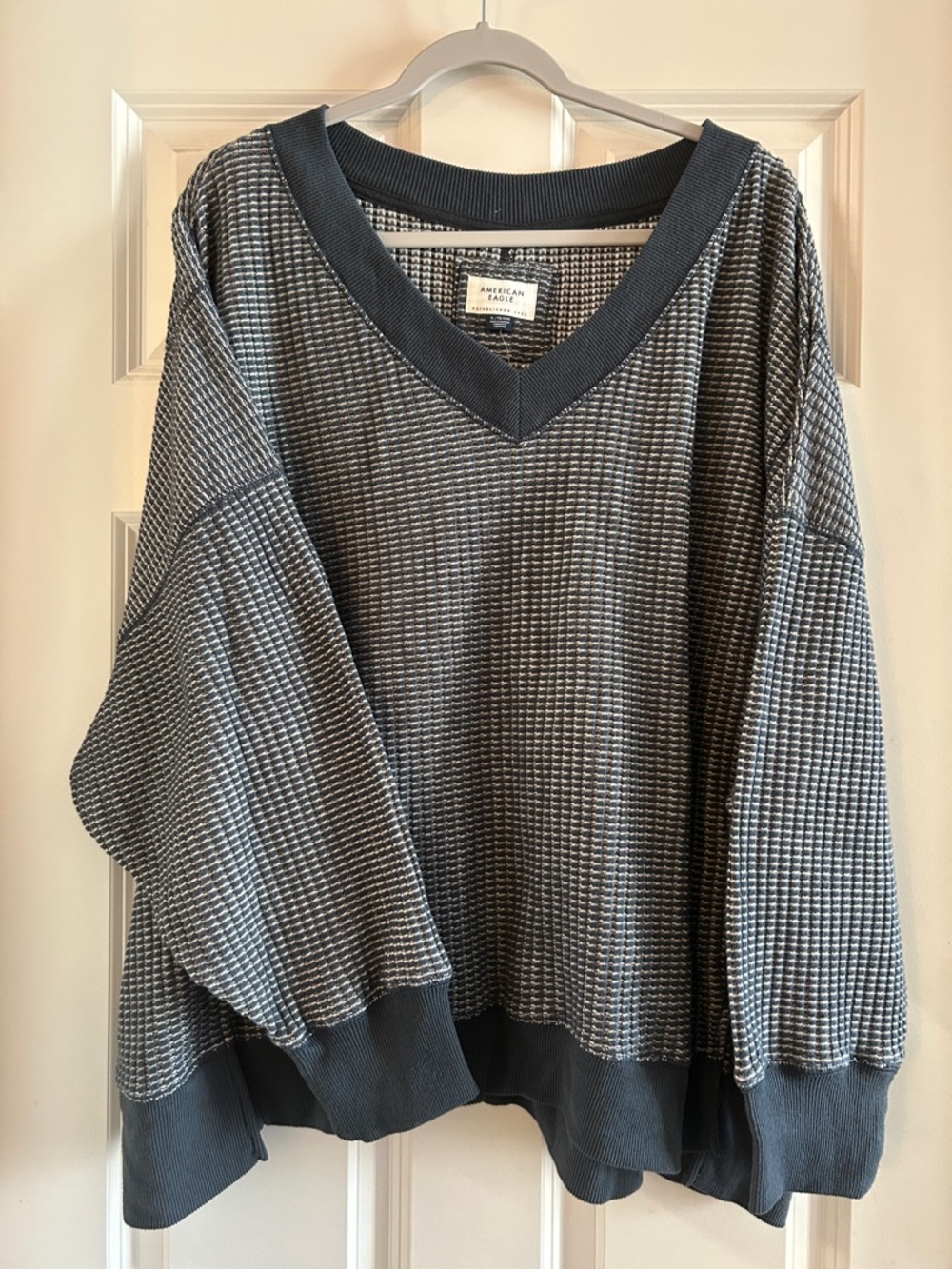 American Eagle v neck Sweater size XL